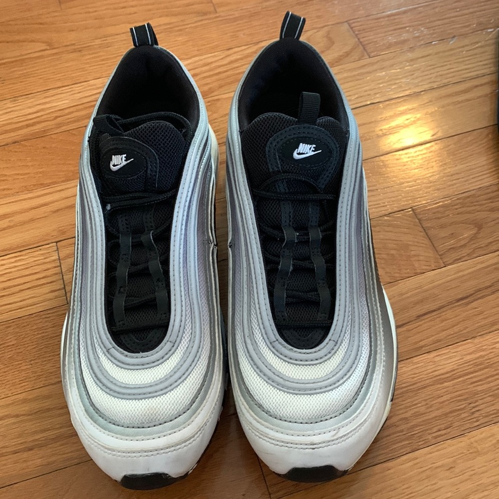 Mens Nike tennis shoes size 10.5, good condition hardly worn smoke free house